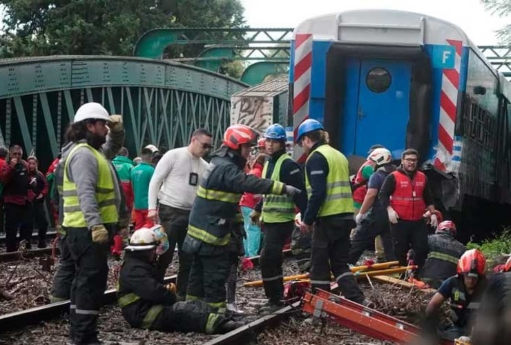 Imagen de Palermo: un tren chocó con una locomotora y hay decenas de heridos Imagen de Palermo: un tren chocó con una locomotora y hay decenas de heridos