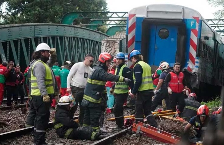 Imagen de Palermo: un tren chocó con una locomotora y hay decenas de heridos