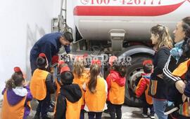 Imagen de El Centro de Cuidado Infantil visit&oacute; el cuartel de Bomberos