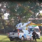 El momento del traslado del hombre herido en helicóptero desde Villa Gobernador Gálvez hacia el Heca. (Imagen El Tres)