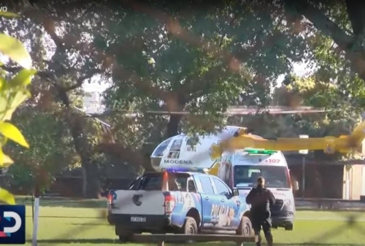 El momento del traslado del hombre herido en helicóptero desde Villa Gobernador Gálvez hacia el Heca. (Imagen El Tres)