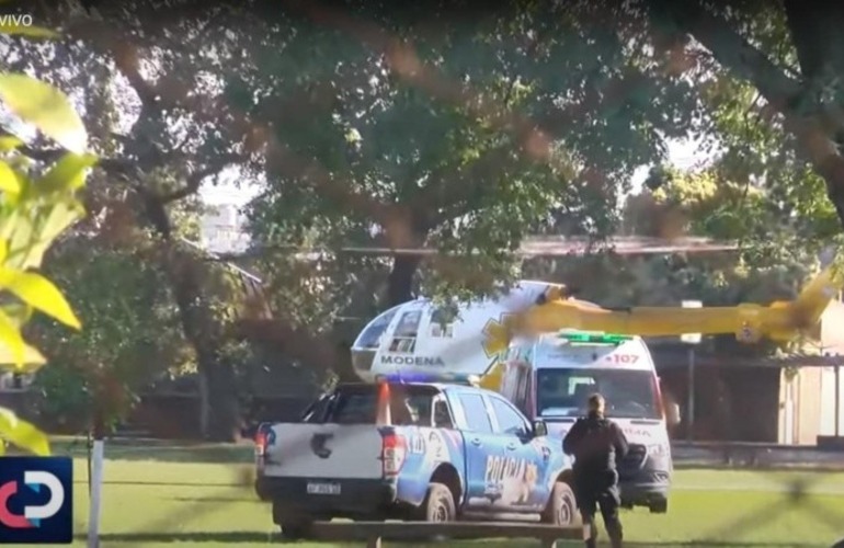 El momento del traslado del hombre herido en helicóptero desde Villa Gobernador Gálvez hacia el Heca. (Imagen El Tres) El momento del traslado del hombre herido en helicóptero desde Villa Gobernador Gálvez hacia el Heca. (Imagen El Tres)