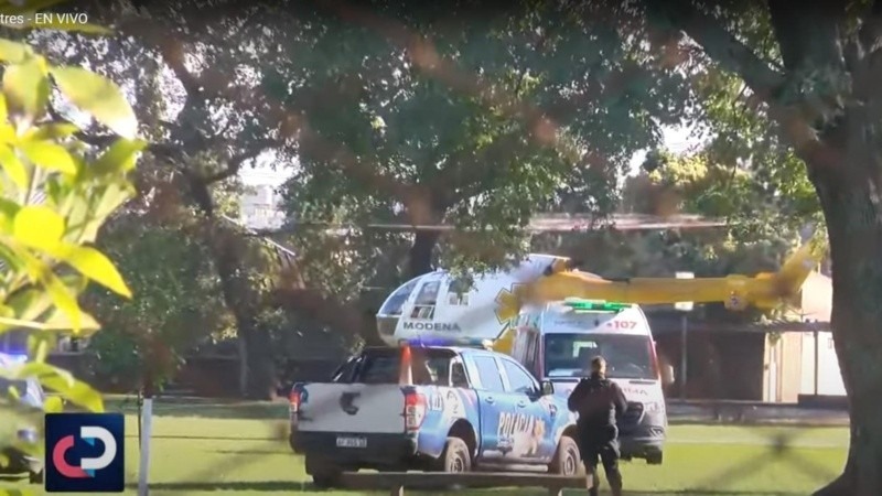 El momento del traslado del hombre herido en helic&oacute;ptero desde Villa Gobernador G&aacute;lvez hacia el Heca. (Imagen El Tres)