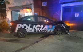 Imagen de Un patrullero de los nuevos choc&oacute; con utilitario y termin&oacute; contra el port&oacute;n de una casa