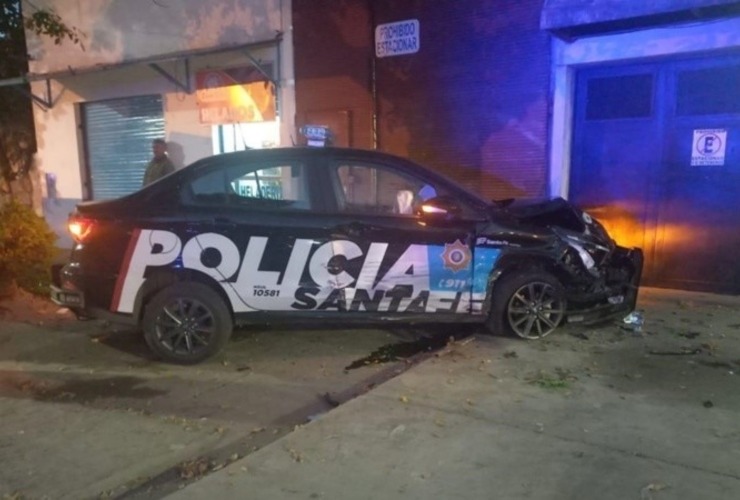 Imagen de Un patrullero de los nuevos choc&oacute; con utilitario y termin&oacute; contra el port&oacute;n de una casa