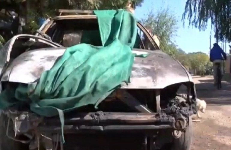 Así quedó el vehículo de la vecina, quien escuchó la explosión desde su casa, y al salir no pudo más que alejarlo de su vivienda. (Imagen El Tres) Así quedó el vehículo de la vecina, quien escuchó la explosión desde su casa, y al salir no pudo más que alejarlo de su vivienda. (Imagen El Tres)