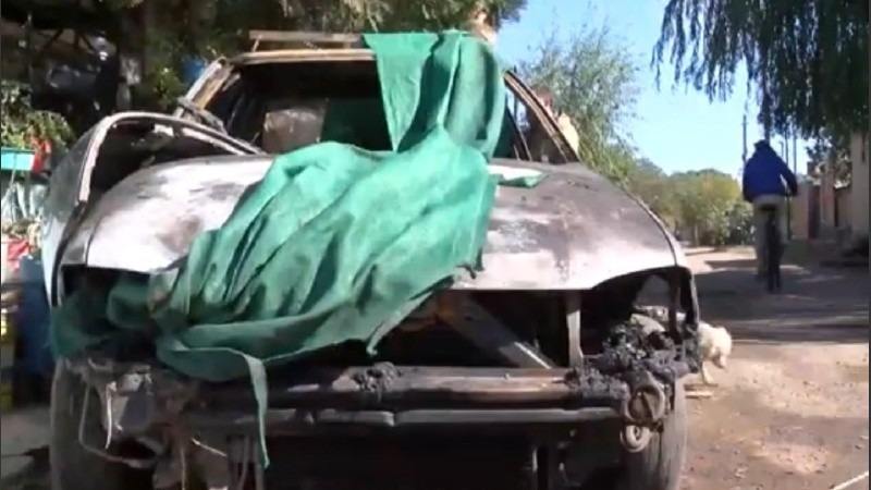As&iacute; qued&oacute; el veh&iacute;culo de la vecina, quien escuch&oacute; la explosi&oacute;n desde su casa, y al salir no pudo m&aacute;s que alejarlo de su vivienda. (Imagen El Tres)