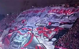 La bandera de "Los Monos" expuesta durante el evento en el estadio de NOB