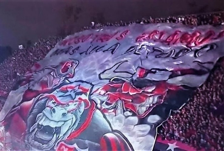 La bandera de "Los Monos" expuesta durante el evento en el estadio de NOB