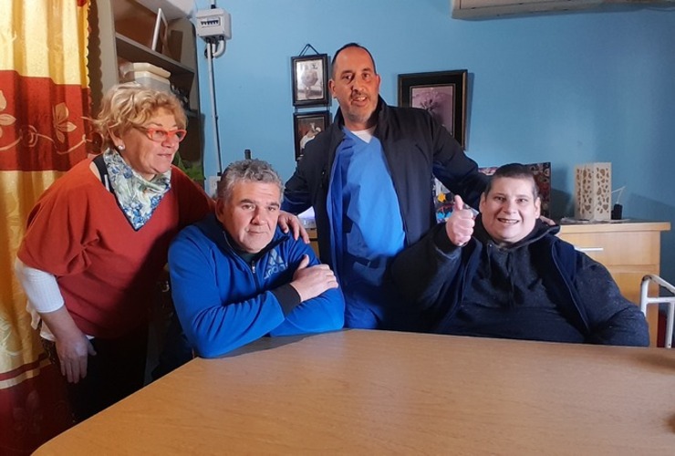 Imagen de La historia de amor e incondicionalidad entre Eduardo Avenda&ntilde;o y los profesionales que lograron que vuelva a caminar