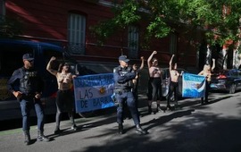 Militantes feministas repudiaron la presencia del presidente Javier Milei en Espa&ntilde;a.