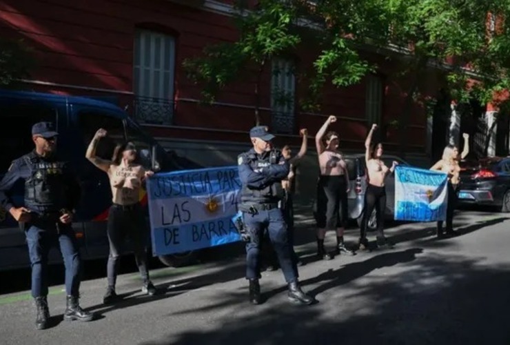 Militantes feministas repudiaron la presencia del presidente Javier Milei en España.