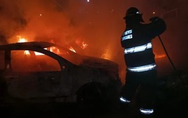 Bomberos Zapadores trabajan sobre uno de los autos incendiados frente a la seccional 32&ordf;.