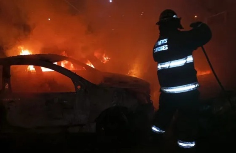Bomberos Zapadores trabajan sobre uno de los autos incendiados frente a la seccional 32&ordf;.