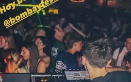 Antes de que la polic&iacute;a interrumpa la fiesta "Bombay Fest" en Granadero Baigorria, cientos de chicos bailaban al ritmo del DJ.