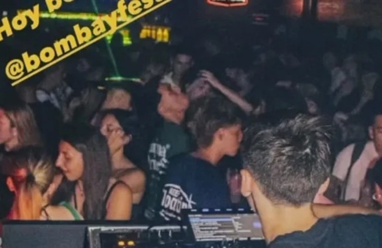 Antes de que la policía interrumpa la fiesta "Bombay Fest" en Granadero Baigorria, cientos de chicos bailaban al ritmo del DJ. Antes de que la policía interrumpa la fiesta "Bombay Fest" en Granadero Baigorria, cientos de chicos bailaban al ritmo del DJ.