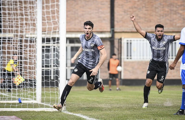 El capit&aacute;n Santiago Fiore anot&oacute; el 1-0.