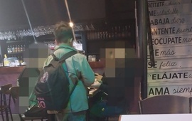 Ni&ntilde;o vendiendo medias en zona centro.