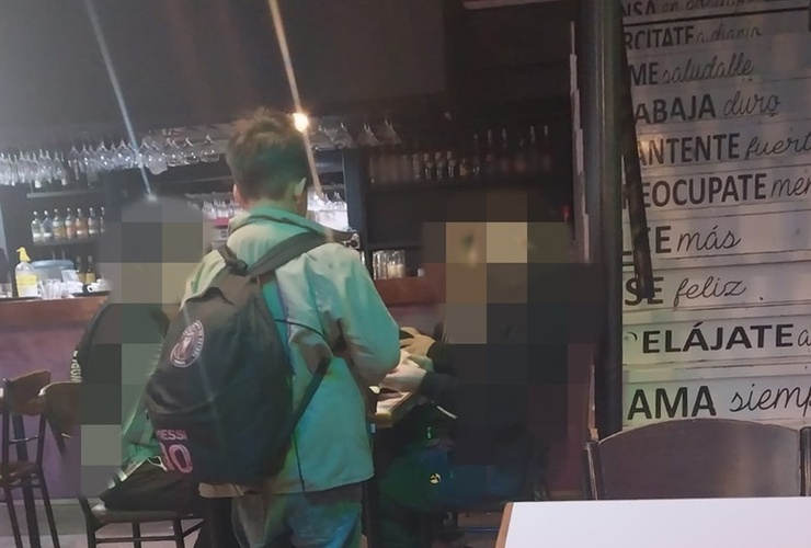 Niño vendiendo medias en zona centro.