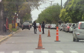 Inspectores junto a nuevos empleados trabajando en la calle.