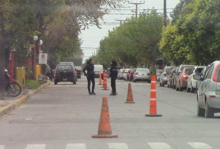 Inspectores junto a nuevos empleados trabajando en la calle.