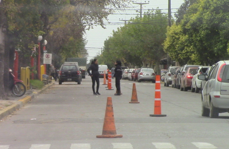 Inspectores junto a nuevos empleados trabajando en la calle.