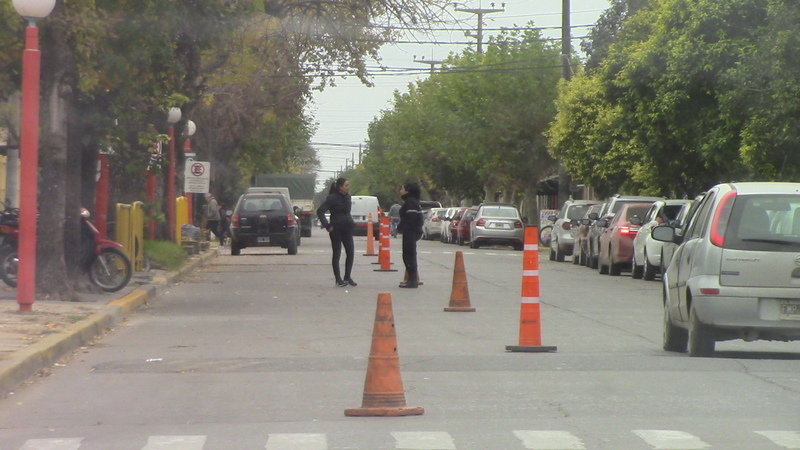 Inspectores junto a nuevos empleados trabajando en la calle.