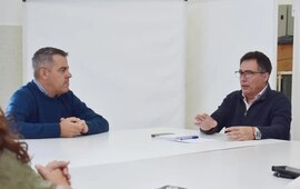El intendente Gherardi junto al nuevo responsable del SAMCo en la vecina localidad.