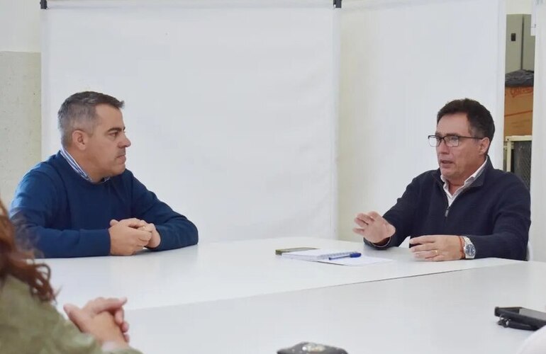 El intendente Gherardi junto al nuevo responsable del SAMCo en la vecina localidad.