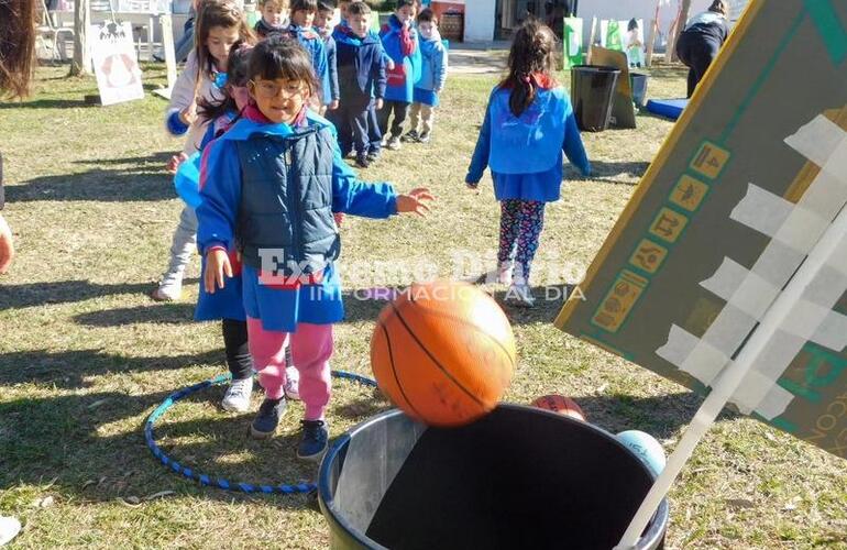 Imagen de Festejos en la Escuela N°246 de Villa Amelia con niños de toda la región