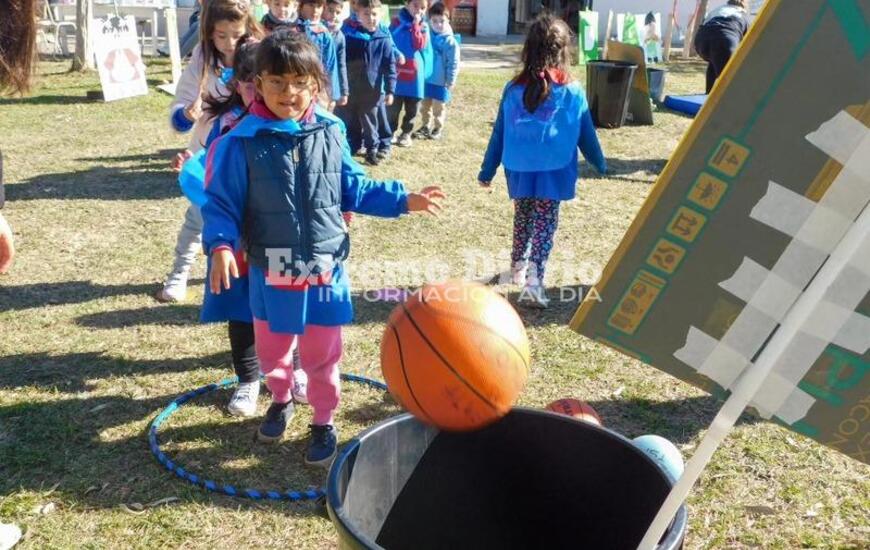 Imagen de Festejos en la Escuela N&deg;246 de Villa Amelia con ni&ntilde;os de toda la regi&oacute;n