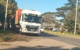 No se ve nada. Cuando camiones y cualquier otro tipo de veh&iacute;culo estaciona en la banquina, obstaculiza la visi&oacute;n de quienes intentan cruzar.