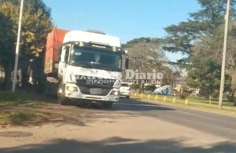 No se ve nada. Cuando camiones y cualquier otro tipo de vehículo estaciona en la banquina, obstaculiza la visión de quienes intentan cruzar.