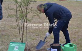 Imagen de Alvear: Carlos Pighin plant&oacute; un &aacute;rbol en General Motors