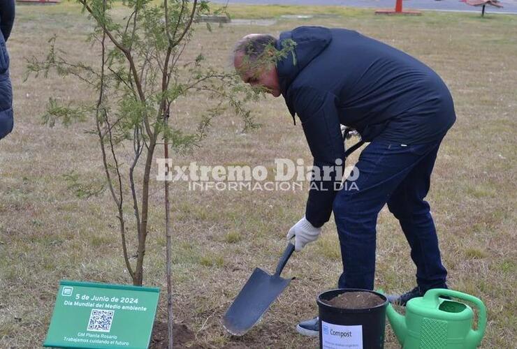 Imagen de Alvear: Carlos Pighin plantó un árbol en General Motors