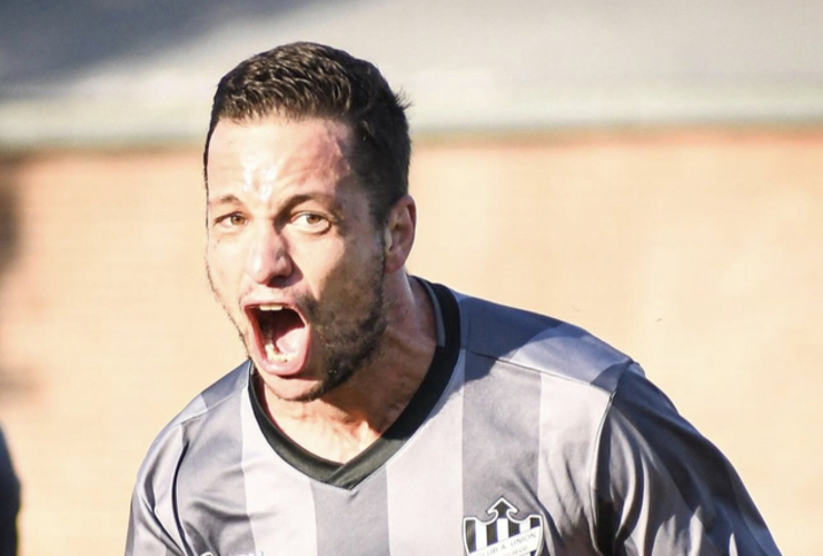 Franco Lastorta gritando su gol para C.A.U.