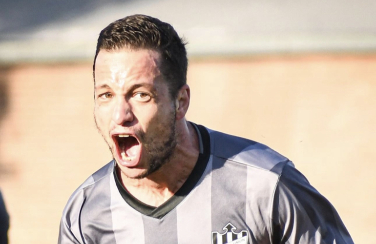 Franco Lastorta gritando su gol para C.A.U.