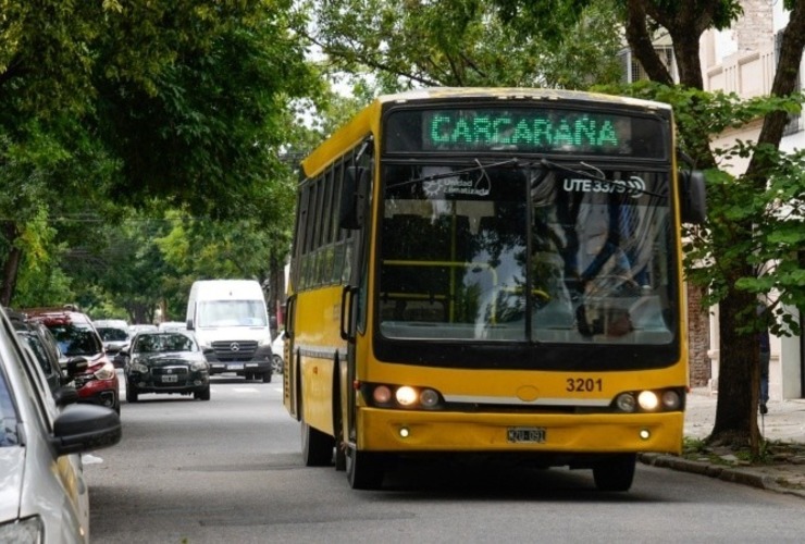 Los coches interurbanos tienen tramos urbanos y muchos pasajeros reclaman por bajas frecuencias. (Alan Monz&oacute;n/Rosario3)