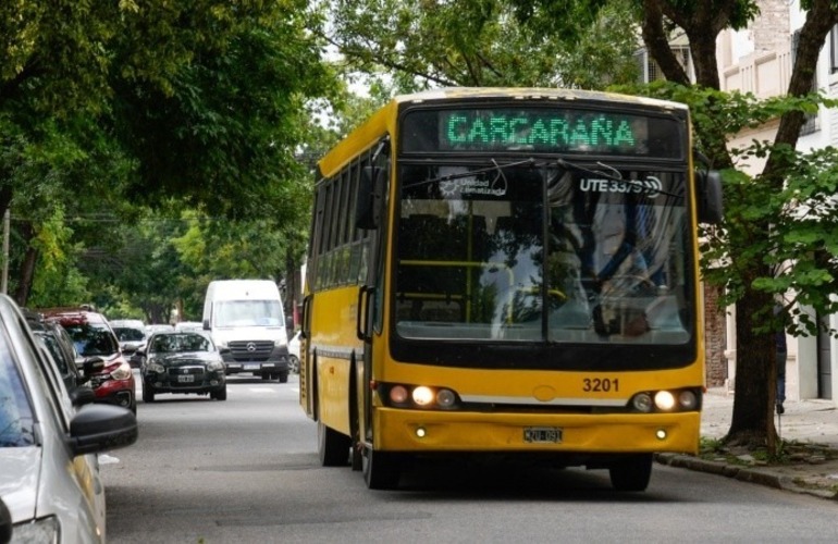 Los coches interurbanos tienen tramos urbanos y muchos pasajeros reclaman por bajas frecuencias. (Alan Monzón/Rosario3)