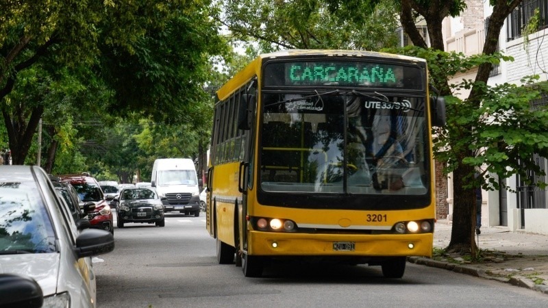 Los coches interurbanos tienen tramos urbanos y muchos pasajeros reclaman por bajas frecuencias. (Alan Monz&oacute;n/Rosario3)