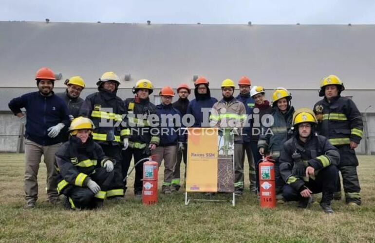 Imagen de Los Bomberos Voluntarios capacitaron al personal de ADM Agro