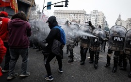 Graves incidentes entre manifestantes y polic&iacute;as afuera del Congreso este mi&eacute;rcoles (Juan Ignacio Roncoroni/EFE)