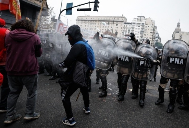 Graves incidentes entre manifestantes y policías afuera del Congreso este miércoles (Juan Ignacio Roncoroni/EFE)