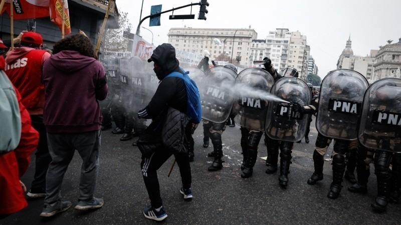 Graves incidentes entre manifestantes y polic&iacute;as afuera del Congreso este mi&eacute;rcoles (Juan Ignacio Roncoroni/EFE)