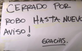 Cerrado por robo, el cartel en el centro de salud. (Imagen El Tres)