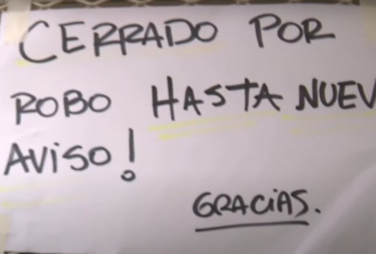 Cerrado por robo, el cartel en el centro de salud. (Imagen El Tres)