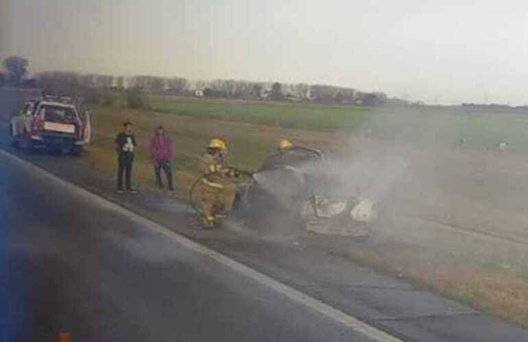 Imagen de Incendio de un automóvil sobre autopista