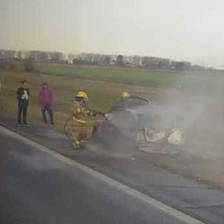 Imagen de Incendio de un automóvil sobre autopista