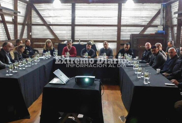 Imagen de Reunión para coordinar los cortes de la Ruta N°21 a la altura del arroyo Frías