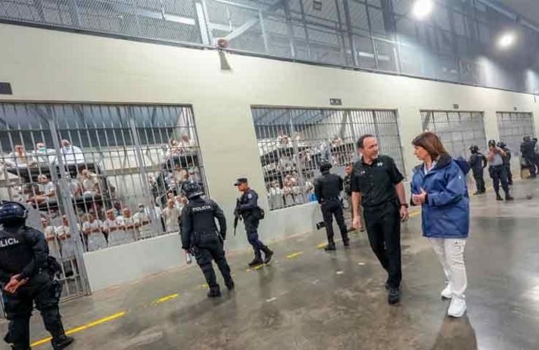 Imagen de Bullrich visitó El Salvador: tomó ideas para reforzar la seguridad y se reunirá con Bukele